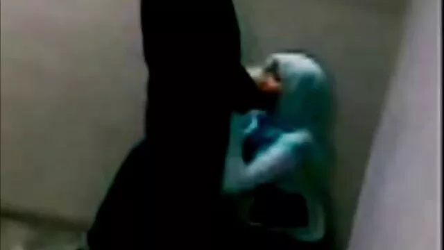 ดีงาม วี ดี โป็ ผมบลอนด์ ใน เซ็กซี่ สีดำ ถุงน่อง fucks เธอ หี กับ ดิลโด้ของเธอ