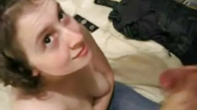 Renata ดู วีดีโอ โป๊ะ ที่มีผมสีดำช่วยตัวเองและดูดกระเจี๊ยวแสนอร่อยในห้องซาวน่า