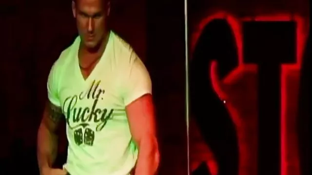 รอยสักหัวดำผอมบางยืนคุกเข่าเพื่อเป่าทิ่มอันร้อนแรง ดู วีดีโอ โป๋