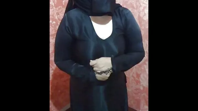 ผอมเพรียวผมสีน้ำตาล masturbates วีดีโอ หี ใหญ่ ใกล้หน้าต่างและชนะกระเจี๊ยวสำหรับ blowjob