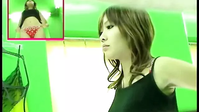 Kinky ดู วีดีโอ โป๊ะ Alternative ดอกทองพัดไก่ยาวใหญ่บนกล้อง POV